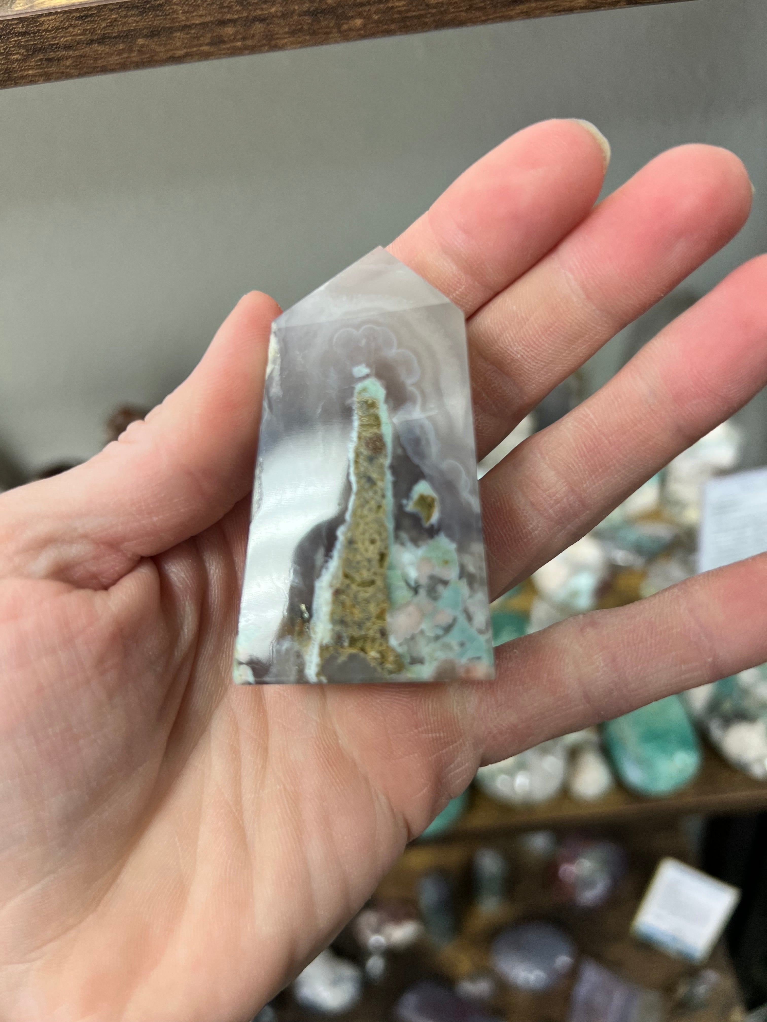 Green flower agate tower