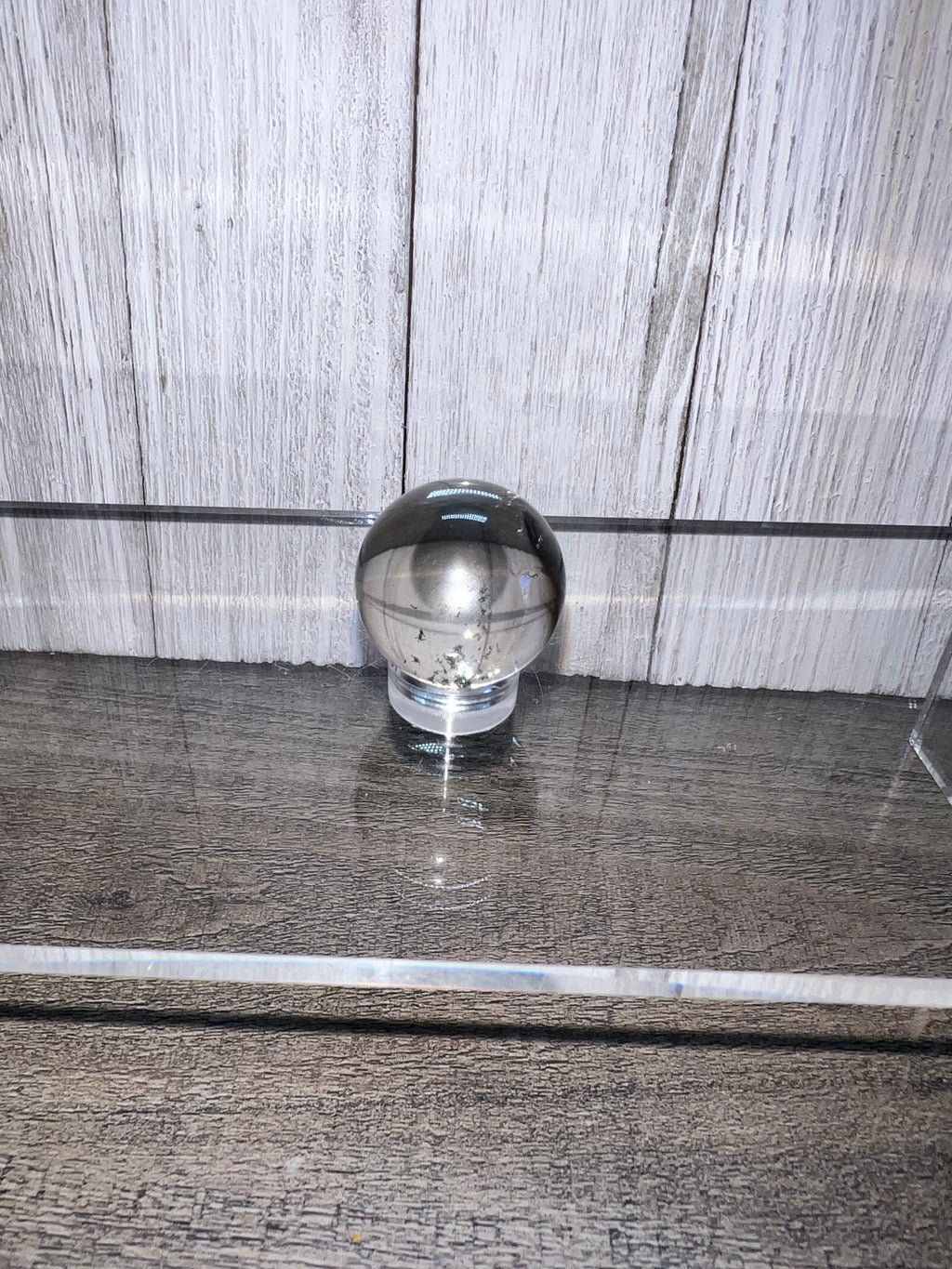 High-quality clear, quartz sphere
