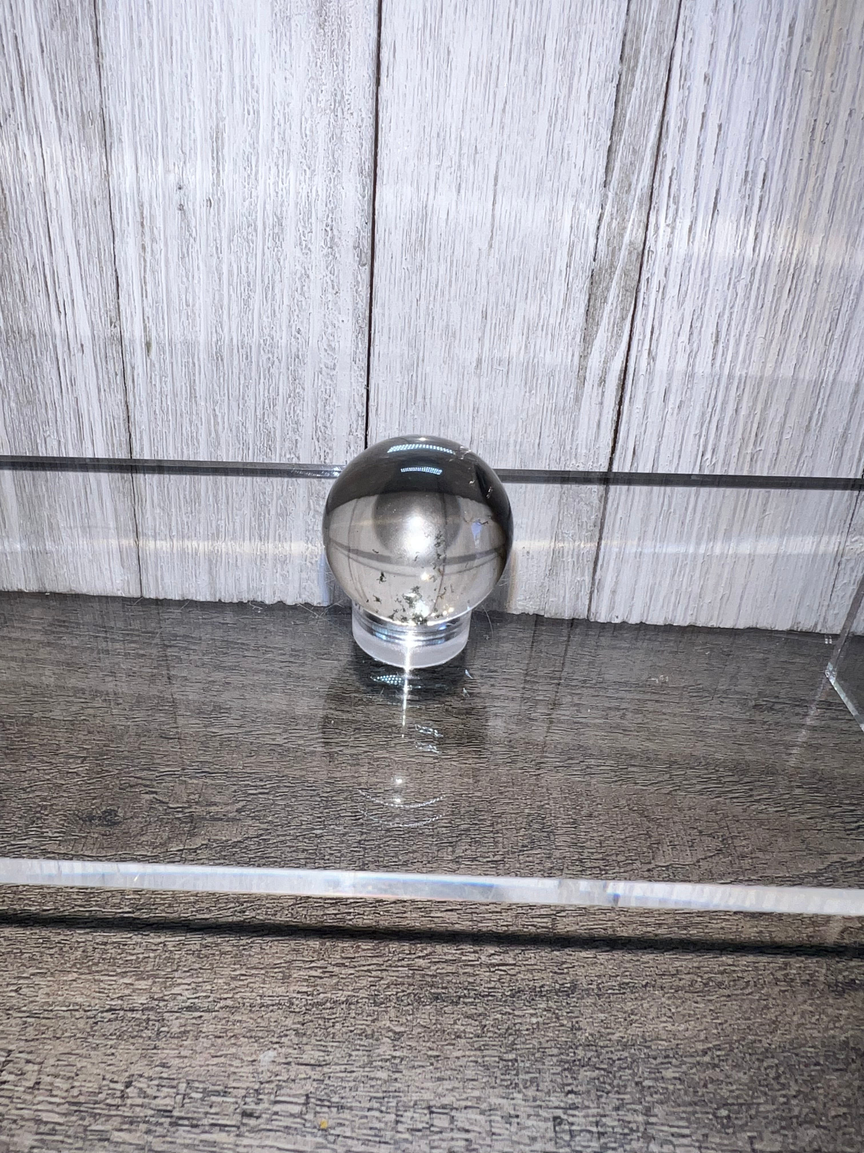 High-quality clear, quartz sphere