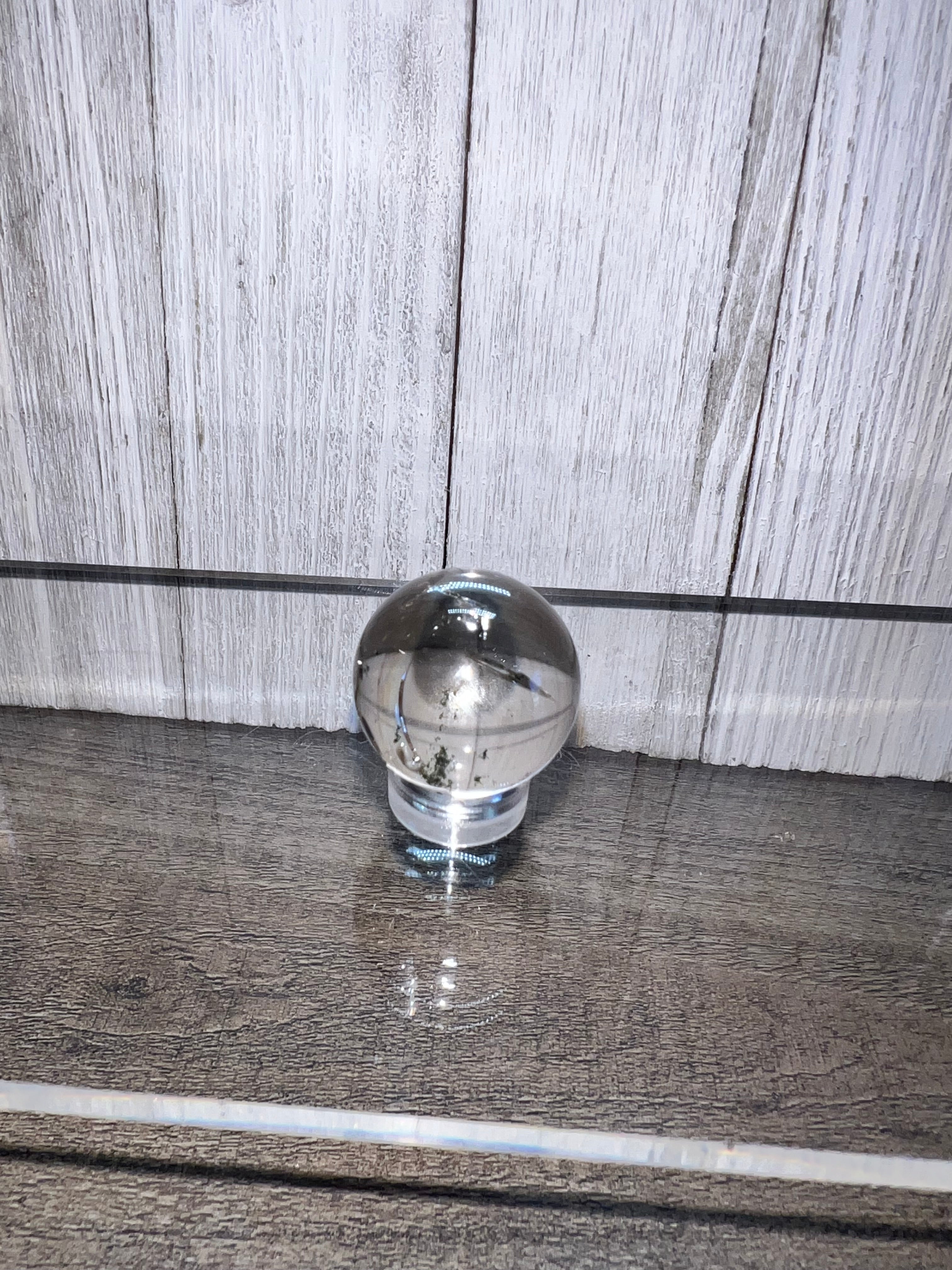 High-quality clear, quartz sphere